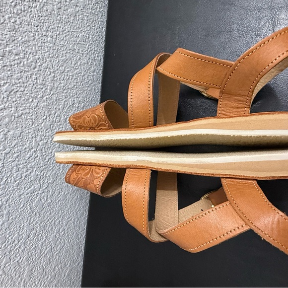 Elegant Floral Brown Leather Sandals - Picture 10 of 13